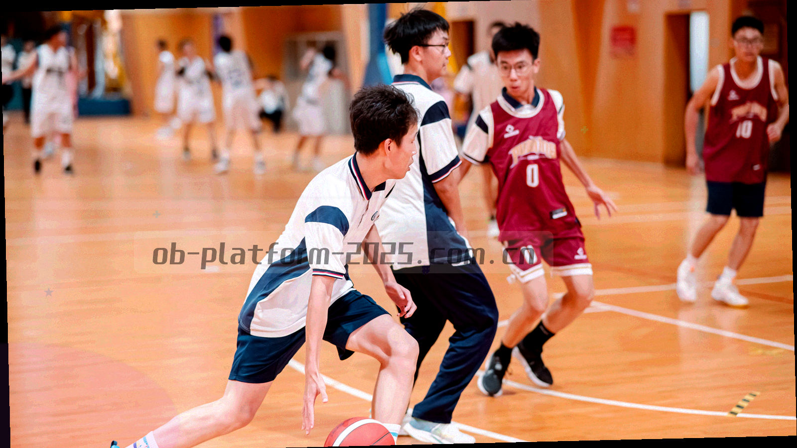 夜间球场灯光下低角度仰拍的赛场剪影与观众席光带